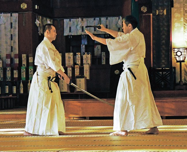 「古流剣道」の演武を奉納する参加者=出雲市大社町杵築東、出雲大社神楽殿