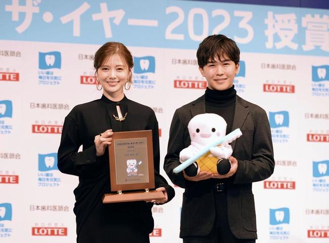「ベストスマイル・オブ・ザ・イヤー2023」を受賞した白石麻衣（左）と鈴木福＝2023年11月８日、東京都千代田区