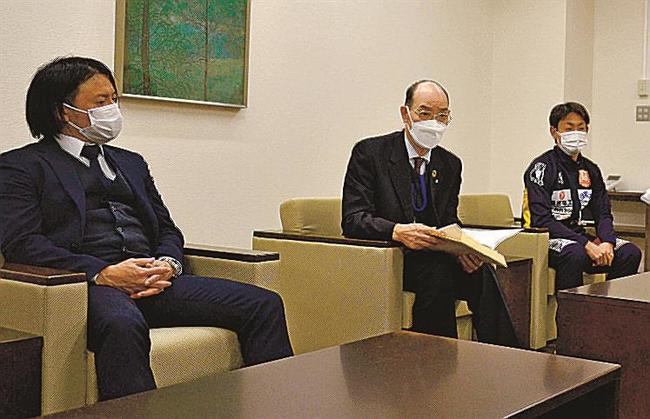 今季の成績を報告する（左から）実信憲明監督、吉岡健二郎会長、田平謙選手＝松江市殿町、山陰中央新報社