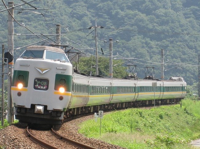 １１月に復活する緑色を基調とした特急やくもの車両＝岡山県高梁市（２００９年撮影）