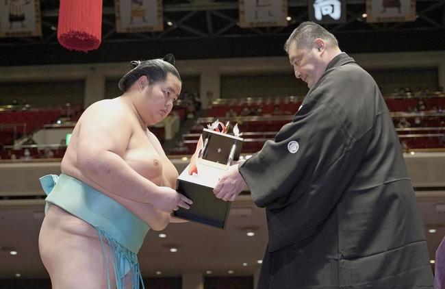 初場所で13勝を挙げ、父で師匠の佐渡ケ嶽親方（右）から技能賞を授与される琴ノ若＝1月28日、東京・両国国技館
