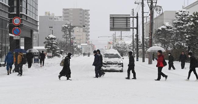 一面の銀世界となった松江市殿町周辺＝１月２５日