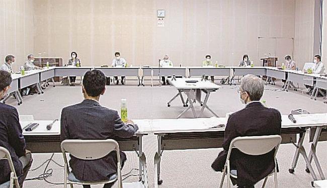 国の目安通り２８円の引き上げを答申した神奈川県の地方最低賃金審議会＝４日、横浜市