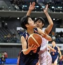 【女子１回戦・松徳学院-大阪桐蔭】第２クオーター、松徳学院の坂元遥香がインサイドに切り込む＝武蔵野の森総合スポーツプラザ