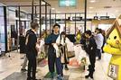 出雲空港の到着ロビーで出迎えを受ける利用者＝出雲市斐川町沖洲