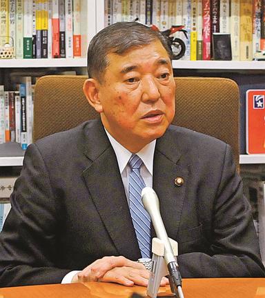 総裁選への対応について、取材に応じる石破茂氏＝東京・永田町、国会