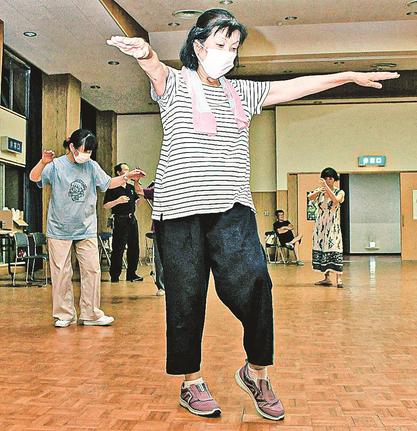 江尾十七夜に向け、こだいぢ踊りの練習に励む保存会メンバーら＝鳥取県江府町江尾、町山村開発センター