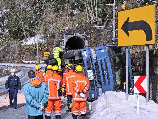 JR伯備線の土留め壁によりかかるように横転した大型トラック=鳥取県伯耆町根雨原、国道181号