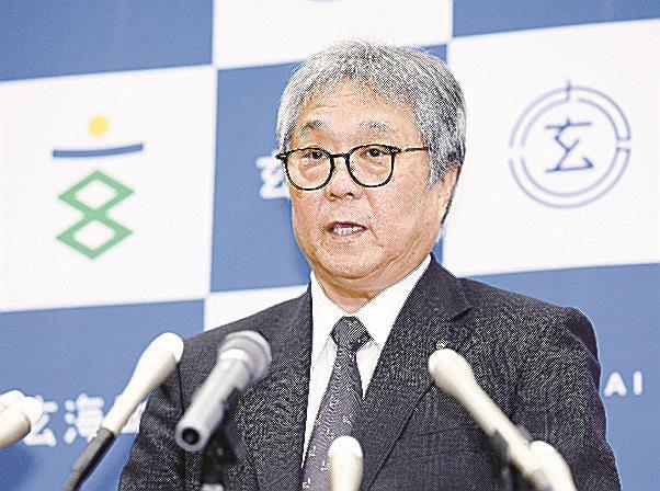 「核のごみ」を巡る文献調査の受け入れを表明する佐賀県玄海町の脇山伸太郎町長＝10日、町役場