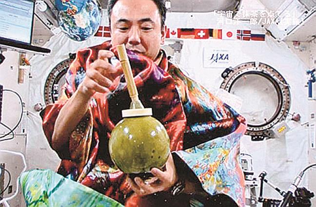 国際宇宙ステーション（ＩＳＳ）で抹茶をたてる宇宙飛行士の古川聡さん（河口洋一郎／ＪＡＸＡ提供）