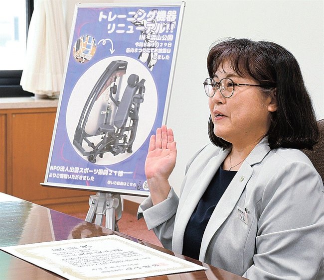 丸山達也知事にトレーニングマシンを紹介する矢田栄子理事長=松江市殿町、県庁