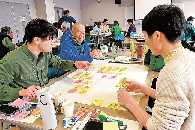 大山流域で来訪者に体験してほしいことを議論する参加者=鳥取県江府町江尾、町立図書館