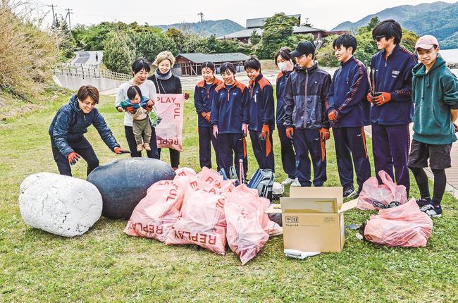 生活雑貨の減量にするための漂着ごみを集める住民と高校生たち＝島根県海士町福井、レインボービーチ
