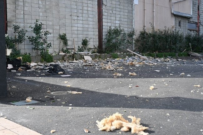 建物の外壁が剥がれ落ち、地面に散乱する=松江市殿町