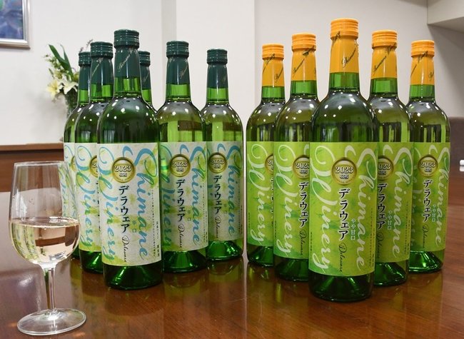島根ワイナリーが販売する「ヌーボーデラウェア２０２３」の辛口（左）とやや甘口＝松江市殿町、県庁