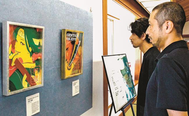 鮮やかな色彩で描かれたイラストを鑑賞する来館者＝松江市殿町、松江歴史館