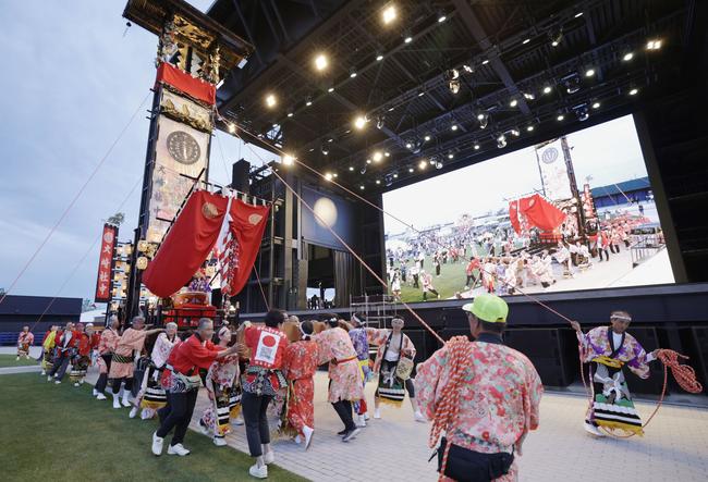 大阪・関西万博で披露された石川県珠洲市馬緤町の伝統行事「馬緤キリコ祭り」=6月6日、大阪市此花区の夢洲