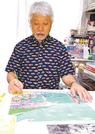 イラストを描く毛利フジオさん。故郷へ贈る作品の構想を膨らませている＝東京都内