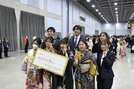 記念写真に納まる「松江市はたちの集い」の出席たち