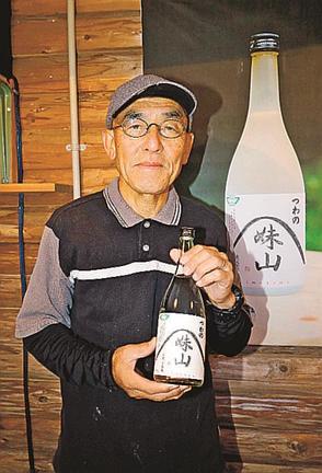 里芋焼酎「妹山」を手にする長嶺常盤さん＝島根県津和野町笹山