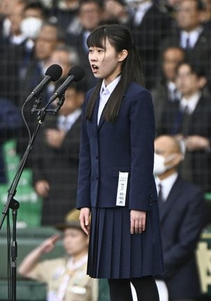 第９６回選抜高校野球大会の開会式で、君が代を独唱する松江北の門脇早紀さん＝１８日午前、甲子園球場