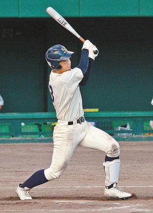 【記念試合・出雲商ー邇摩】5回裏出雲商1死一、三塁、加藤聖が左前適時打を放ち、13|0とする=県立浜山球場