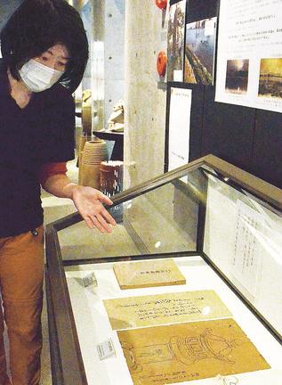 ５３年ぶりに展示される荒川亀斎直筆の「灯ろう意匠図」（上から３番目）＝松江市宍道町東来待、来待ストーン