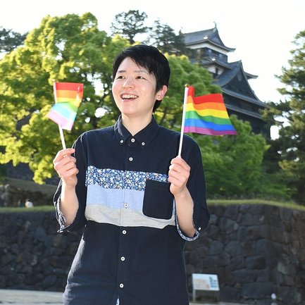 「島根レインボーパレード」のゴール地点となる松江城の馬溜で意気込む、佐藤みどりさん＝松江市殿町