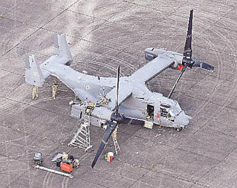 仙台空港に緊急着陸し、隣接する陸上自衛隊岩沼訓練場に駐機する米軍の輸送機オスプレイ＝２３日午後４時１２分（共同通信社ヘリから）