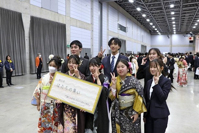 記念写真に納まる「松江市はたちの集い」の出席たち
