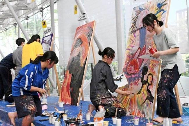 題に沿って絵を描く松江南高校美術部の部員たち（右）＝松江市朝日町、松江テルサ