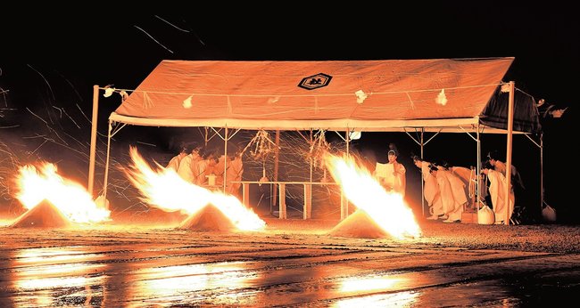 稲佐の浜で厳かに神事を営む神職＝出雲市大社町杵築北