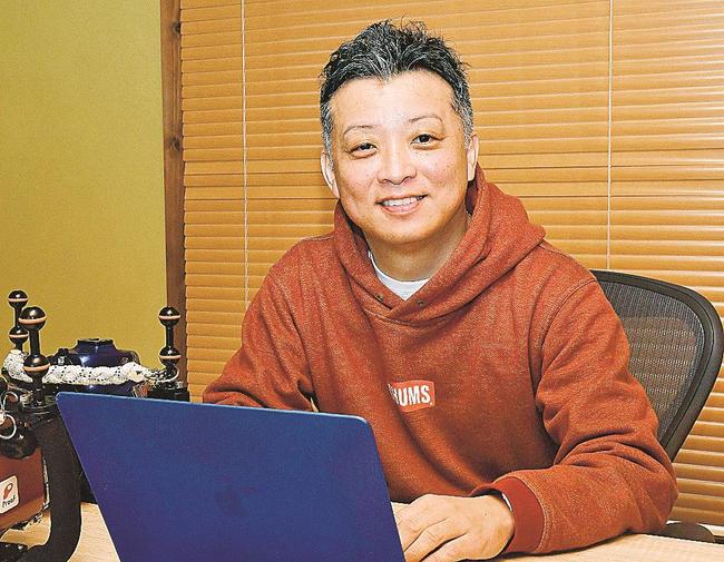 新たに構えた邑南町日和の事務所で今後の活動について意気込む寺本英仁さん