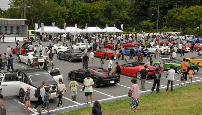 自動車愛好家らでにぎわう会場＝鳥取県大山町大山