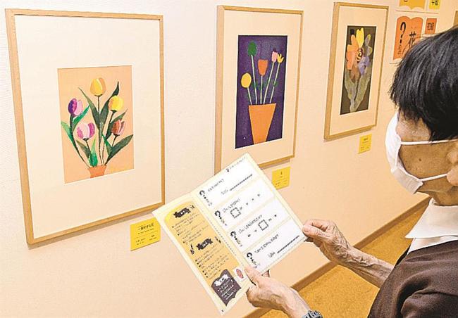 展示品を見ながらワークシートに書かれた謎解きに挑戦してもらう企画展＝浜田市野原町、市世界こども美術館