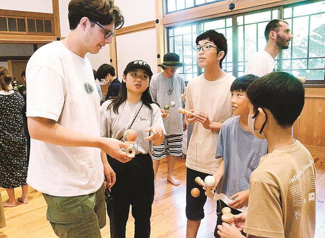 海外のプレーヤー（左）と親睦を深める中尾美澄さん（左から２人目）と子どもたち＝島根県海士町海士、離島キッチン