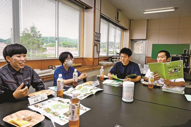 林業関係者（左端、左から２人目）と談話する松江農林高校の生徒＝松江市乃木福富町、松江農林高校