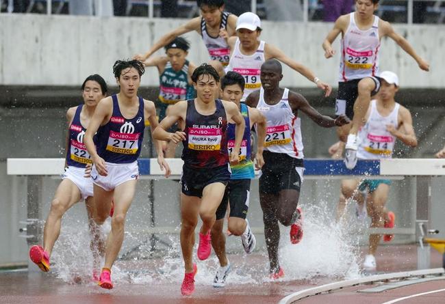 陸上の織田記念国際男子３０００㍍障害で力走する三浦龍司選手（中央）＝４月29日、ホットスタッフフィールド広島