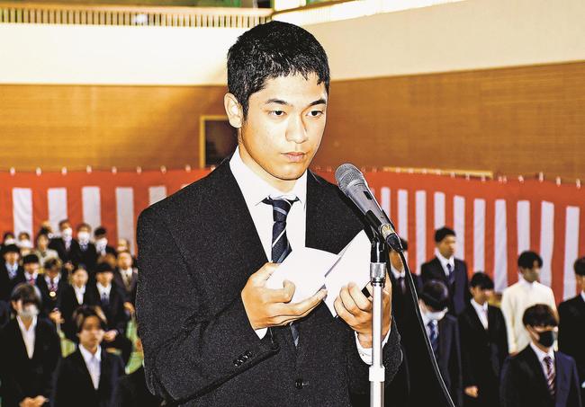 新入生を代表し、宣誓する高浦結人さん＝大田市波根町、島根県立農林大学校