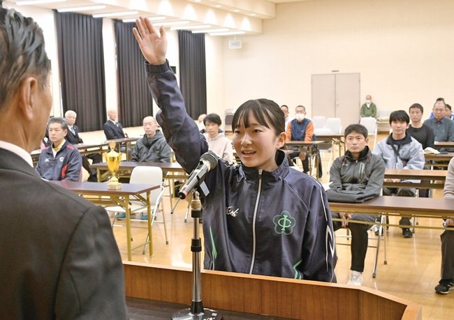 選手宣誓する浜田Ａの釜江由来選手＝益田市遠田町、ジュンテンドー研修センター・ジャストホール