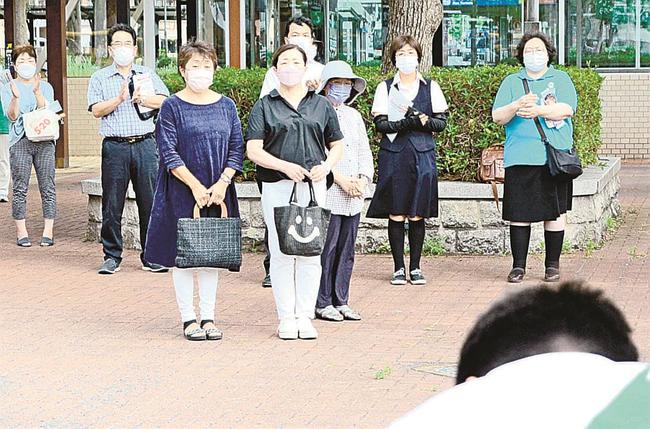 支持を訴え、聴衆に頭を下げる候補者＝鳥取市東品治町、ＪＲ鳥取駅前