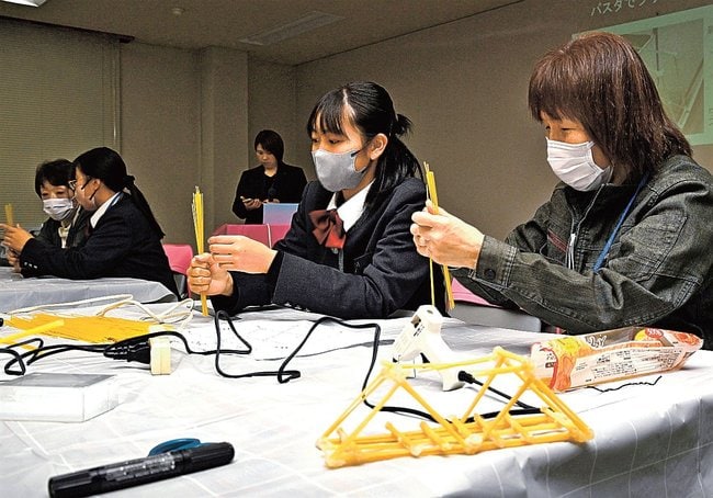 パスタを使って橋の模型を作る参加者＝益田市遠田町、ジュンテンドー研修センター・ジャストホール