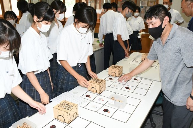講師（右）が見守る中、自分で考えたプログラムを実行する生徒＝雲南市大東町養賀、大東中学校