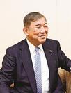 選挙結果を振り返る石破茂氏＝鳥取市湖山町西４丁目、鳥取空港