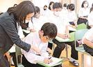 清水由紀子ＮＩＥ担当から指導を受ける生徒＝松江市鹿島町名分、鹿島中学校