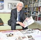 多根良尾氏の生誕１００周年記念冊子を手に、思い出を語る奥出雲多根自然博物館の宇田川和義館長＝島根県奥出雲町佐白、奥出雲多根自然博物館