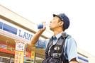 コンビニで購入した商品で水分補給する警察官＝松江市比津町