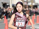 第２中継所から走り出す鳥取城北の３区土橋日菜子＝烏丸鞍馬口