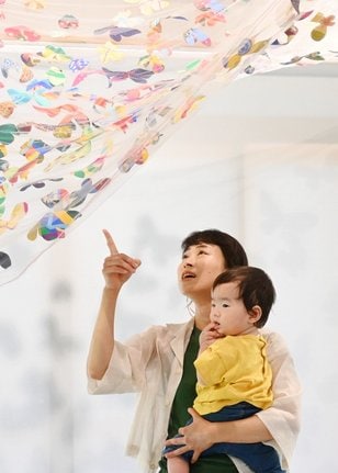むろまいこさんの作品を鑑賞する来場者＝松江市母衣町、アルテオハラ