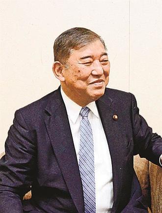 選挙結果を振り返る石破茂氏＝鳥取市湖山町西４丁目、鳥取空港